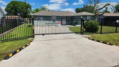 Building Photo - 801 Majorca Dr
