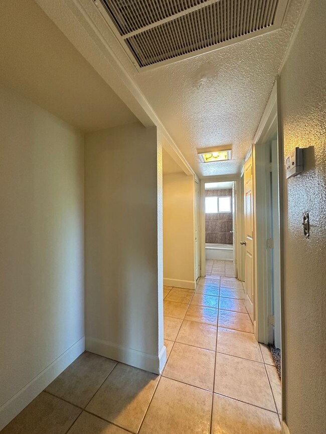 Foto del edificio - Coming Soon! West Sac Three Bedroom Home