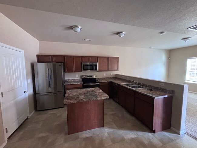 Foto del edificio - Very clean northeast townhome