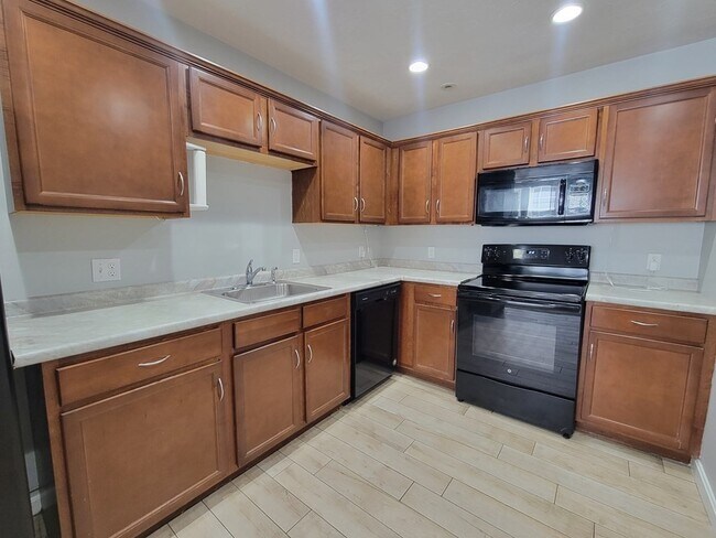 Foto del edificio - 70 Oak St Ext