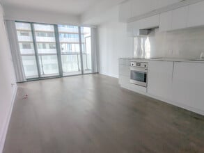 Building Photo - 185 Roehampton Ave