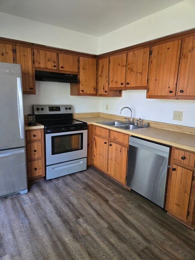 Ice maker - 2032 Elmhurst Ln
