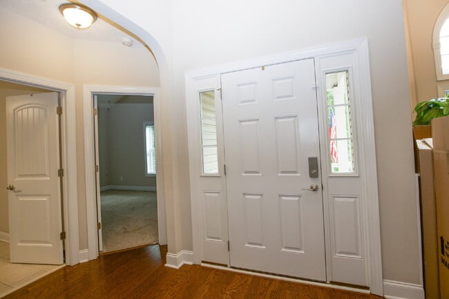 Building Photo - "Large 3-Bedroom plus BONUS Retreat with S...
