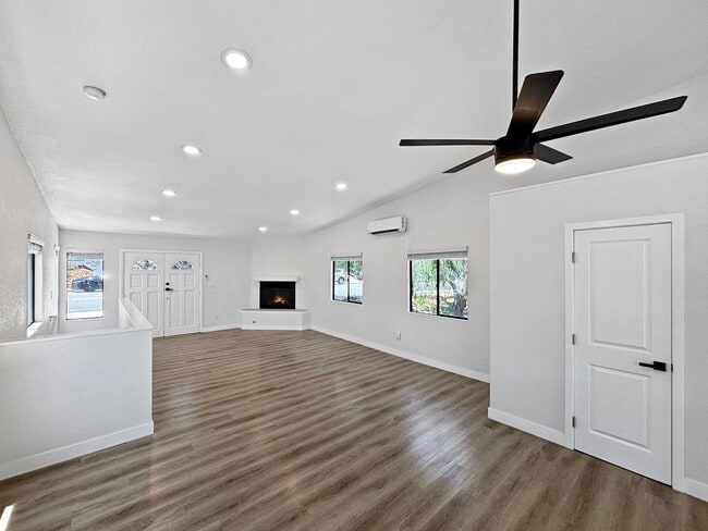 Building Photo - Charming & Spacious 2BD/2.5BA House in Nor...