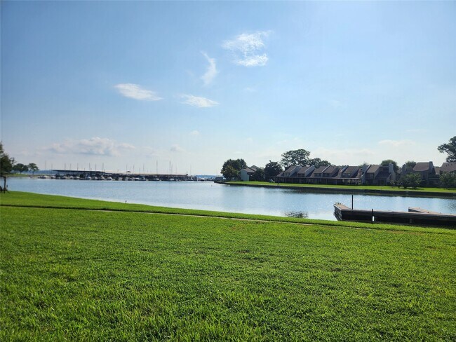 Foto del edificio - 12600 Melville Dr