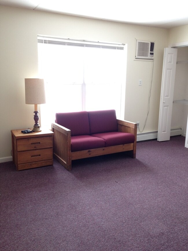 Foto del edificio - Studio Apartment at College Court -- SUBLET STARTING 02/01/2026