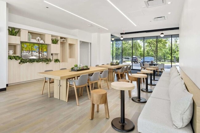 Building Photo - 0 bedroom in Chicago IL 60612