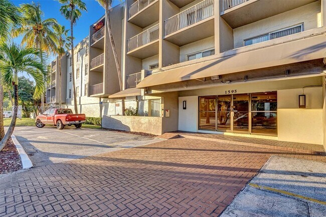 Foto del edificio - 1595 NE 135th St