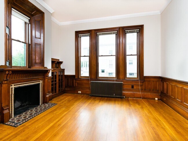Building Photo - 836 Belmont St