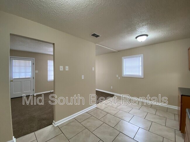 Building Photo - 2624 Maverick Ave