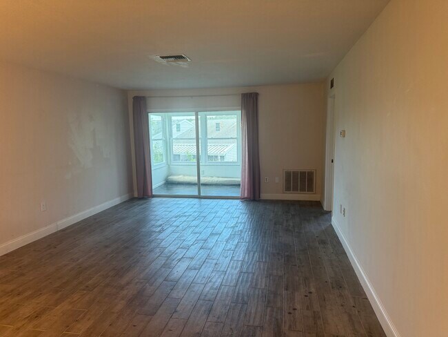 Foto del edificio - 2263 Bancroft Cir N