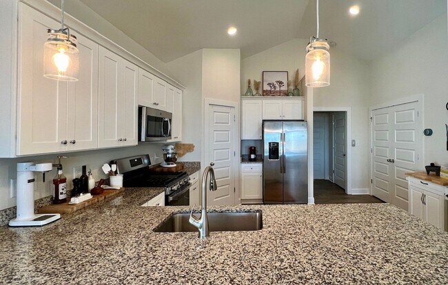 Foto del edificio - Luxury Coastal Living in Surf City -117 S Boca Bay Ln