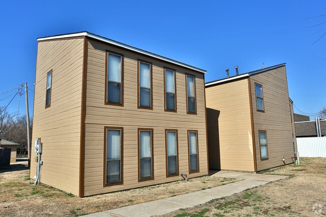 Exterior Photo of 901-911 E Brooks St - 901-911 E Brooks St