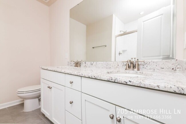 Foto del edificio - 705 Ambrose Hl Ln