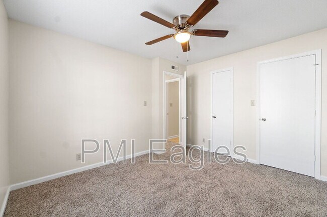 Foto del edificio - 263 White Oak Rd
