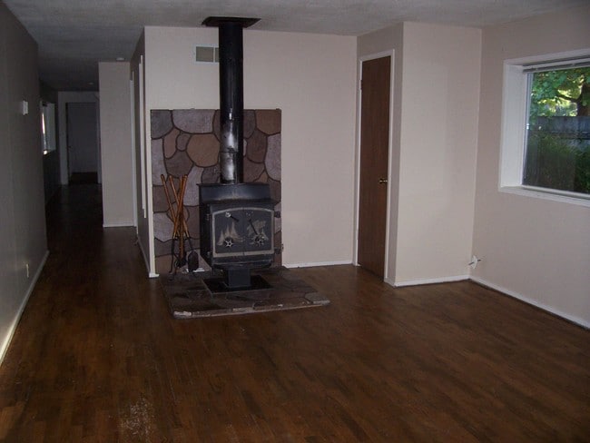 Building Photo - 5 Bd/2 Bth - Large fenced backyard!
