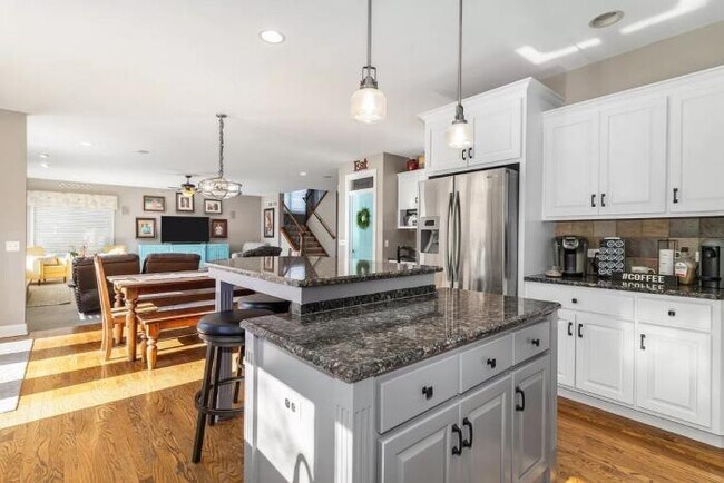 Building Photo - 6 bedroom in NAPERVILLE IL 60564