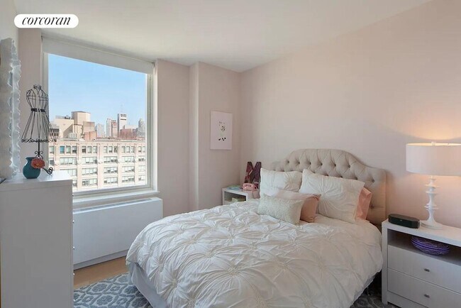 Building Photo - 550 W 45th St