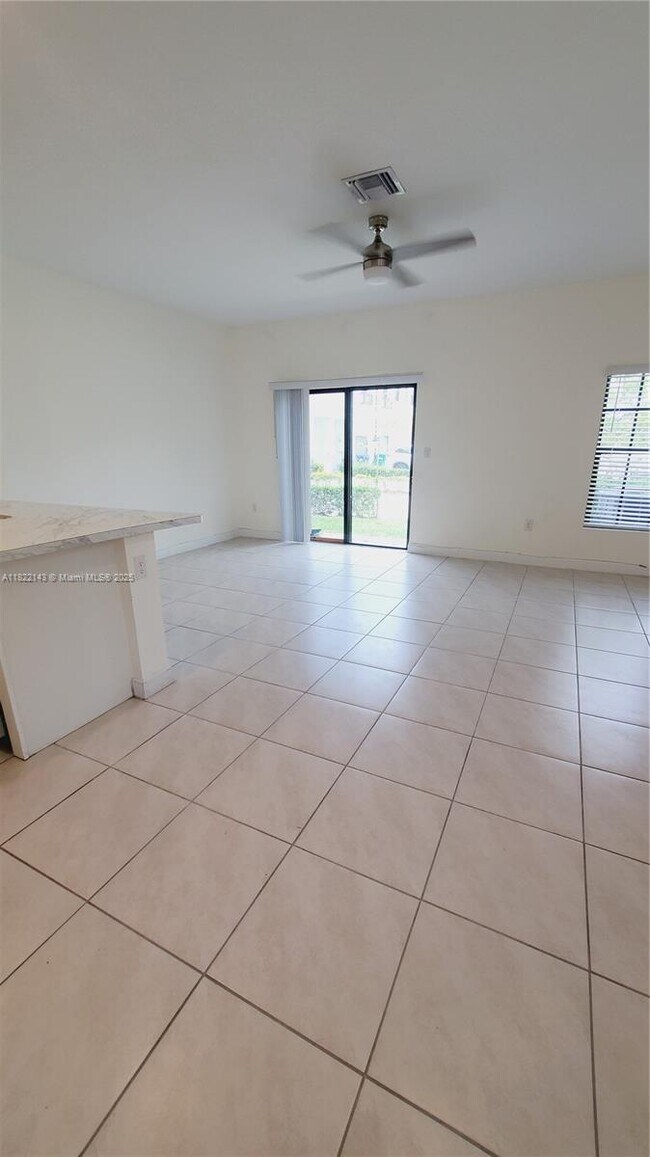 Foto del edificio - 1100 SW 6th Ct