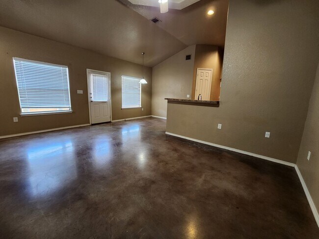 Foto del edificio - 3/2/1 Duplex w/ Stained Concrete Floors Th...