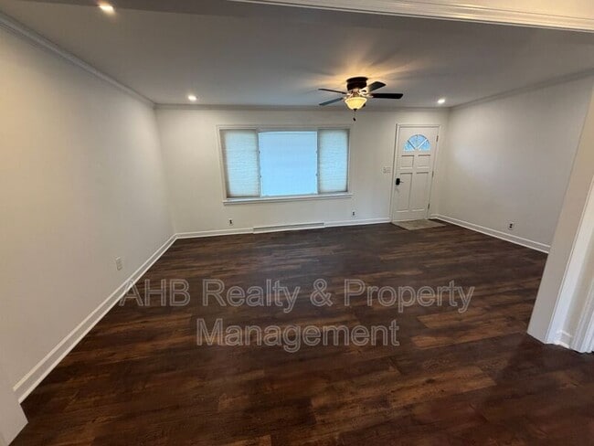 Building Photo - 1812 Greentree Rd