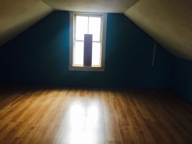 Building Photo - Out of City Limits! - $585 Month / $1,200 ...