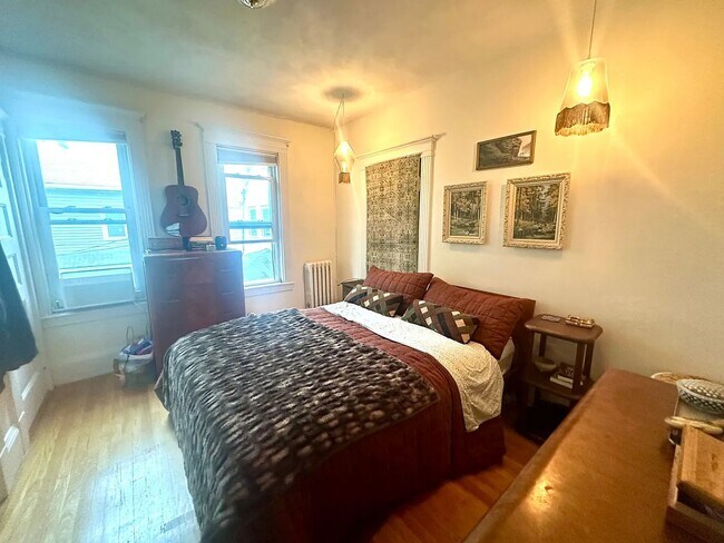 Building Photo - 3-bedrooms - 2nd floor - Oak Square BRIGHTON