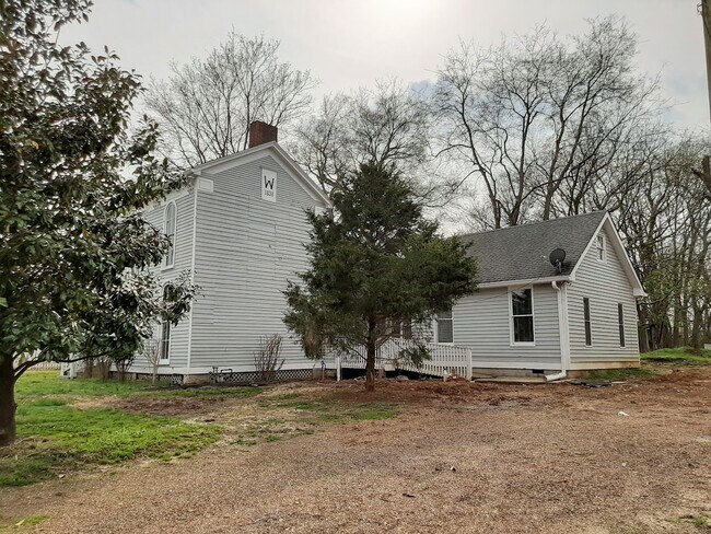 Building Photo - 104 N Cedar St