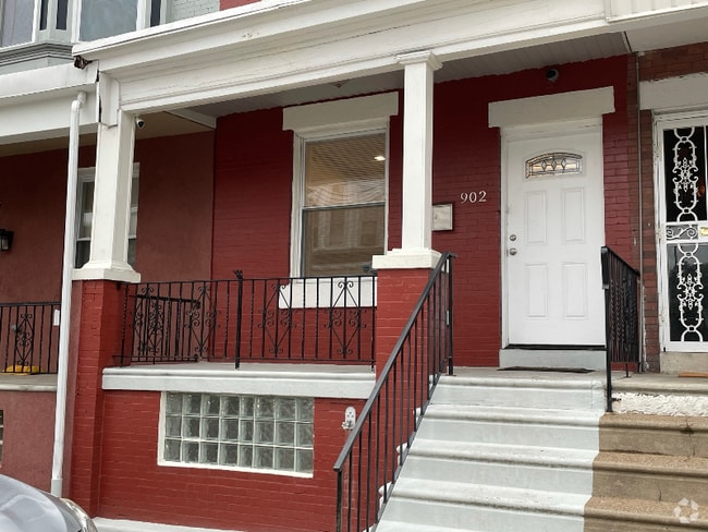 Building Photo - 902 S Yewdall St