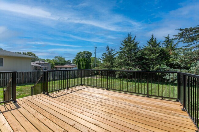 Foto del edificio - Large Updated 4-Bedroom Home for Rent – Moline