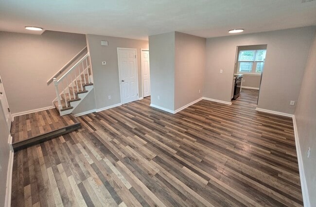 Building Photo - 3 BEDROOM END UNIT TOWNHOUSE FOR RENT IN V...