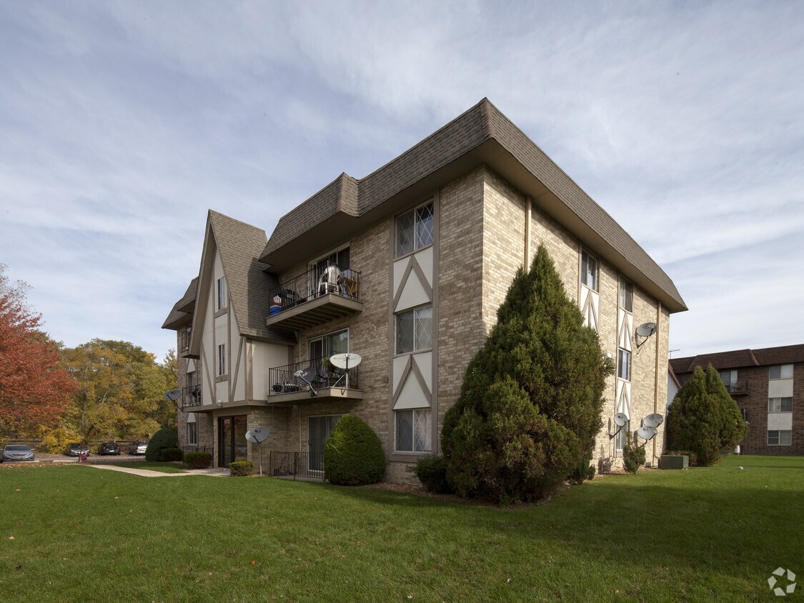 Primary Photo - 10727 Green Meadows Dr