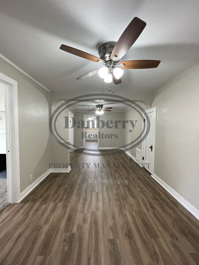 Foto del edificio - 220 N Main St