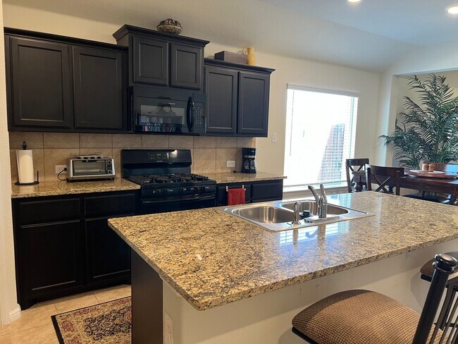 Foto del edificio - Fully Furnished immaculate D. R. Horton home