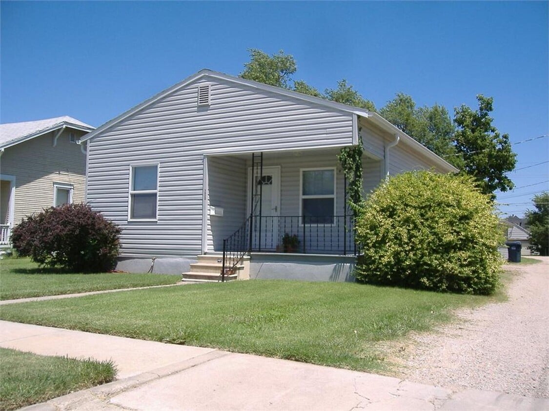 Primary Photo - Clean 2 bed 1 bath home