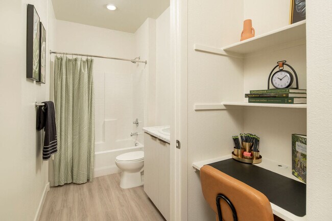 Estudio - Área de escritorio empotrado y baño - Streamliner 67th