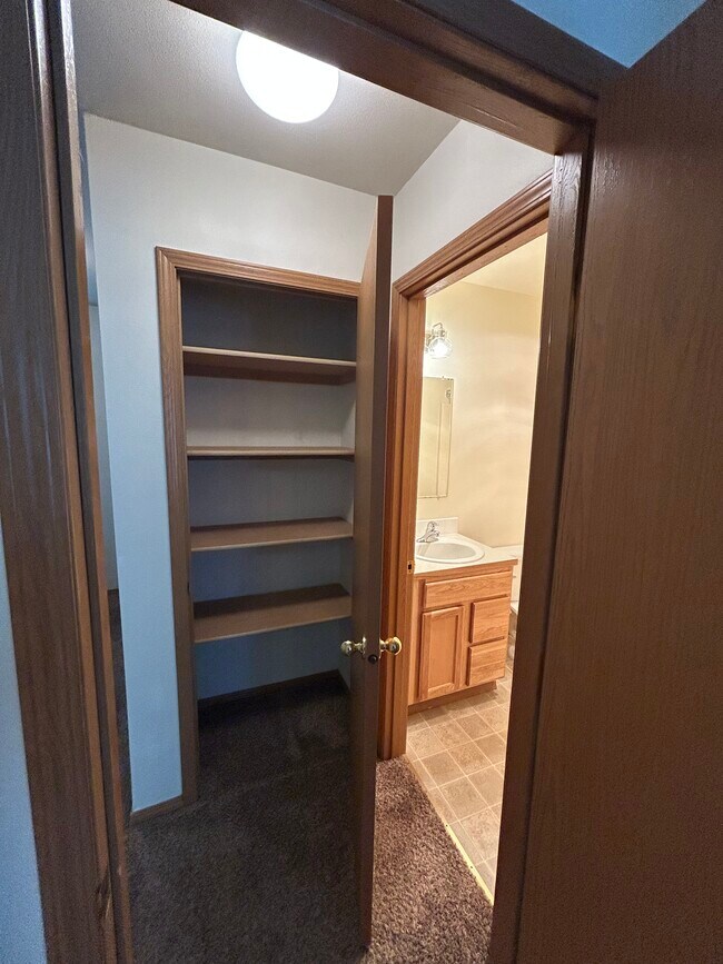 Foto del edificio - 919 College Ln NE