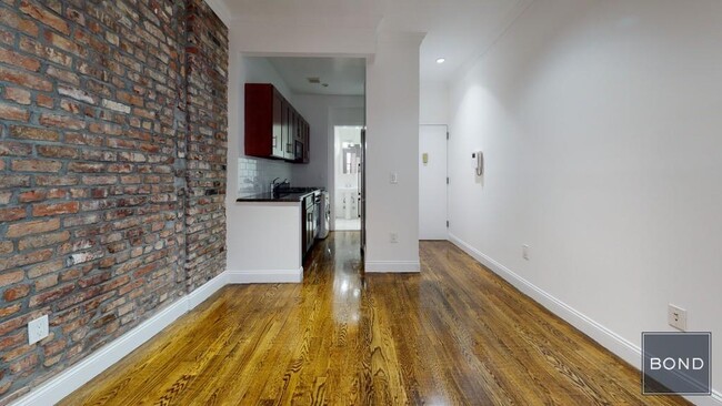 Building Photo - 307 Mott St