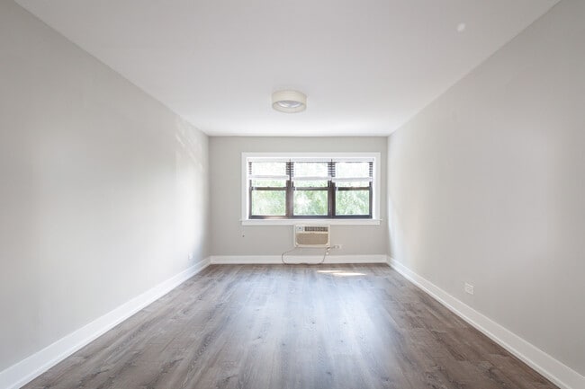 Building Photo - 454 W Barry Ave