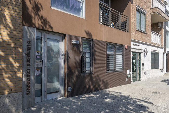 Entrada - 121 Kingsland Ave