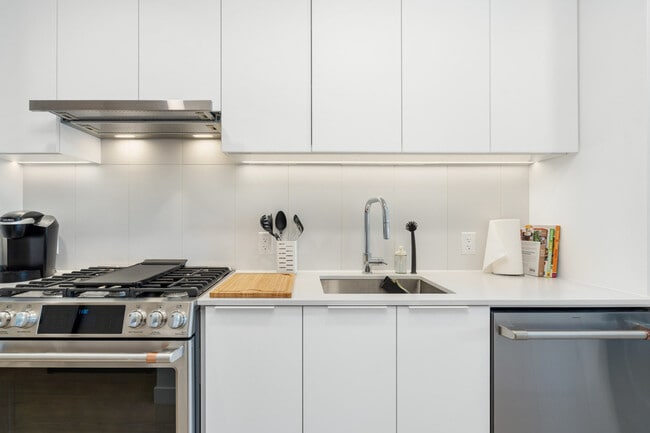 Building Photo - 2450 Garden Dr