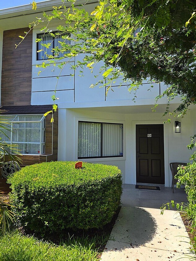Primary Photo - 2577 Bessie St