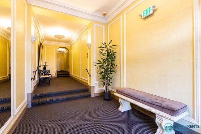 Building Photo - Pacific Heights: Elegant Top Floor 2 Bed 2...