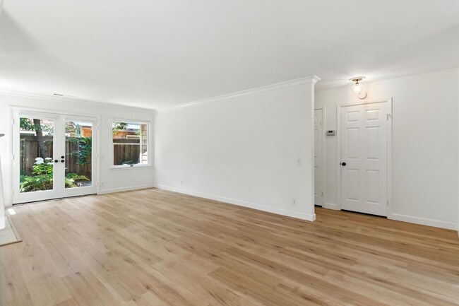 Building Photo - 560 Centre Ct