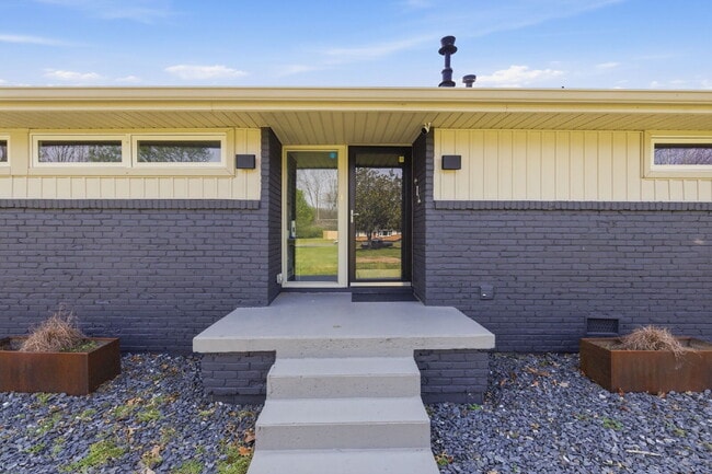 Photo - Charming 3-Bed Oasis with Scenic Waterfront Views and Pool 15 minutes from Downtown Nashville Apartment