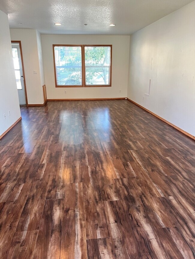 Building Photo - Beautiful Home w/ Garage, Fenced Yard, Ext...