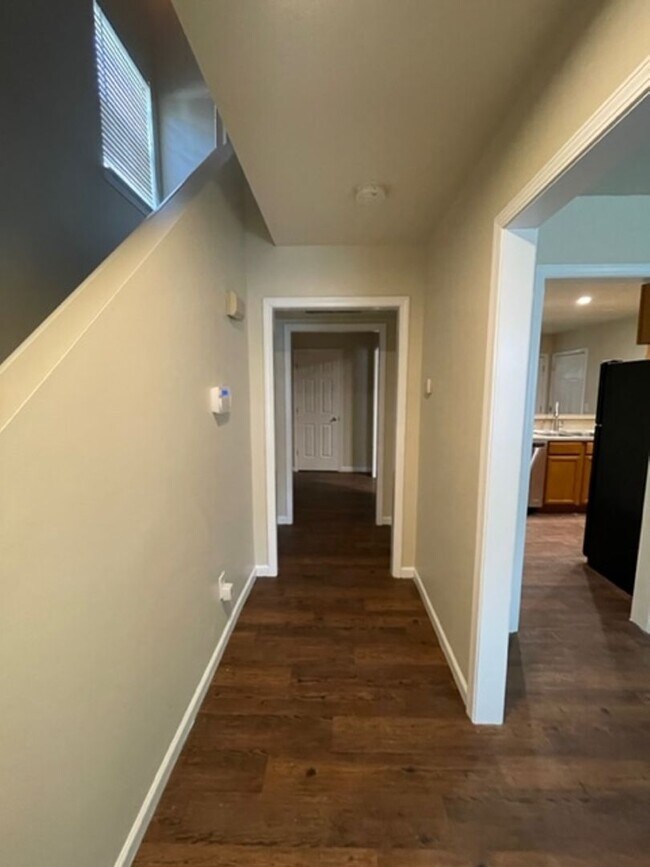Foto del edificio - Must see this 4 bedroom 2.5 bath townhouse...