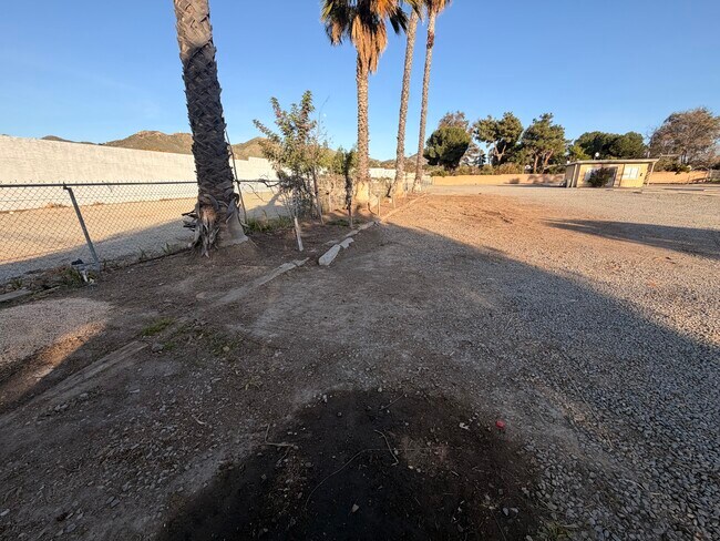 Foto del edificio - Mission Trail .80 Acre Commercial Building