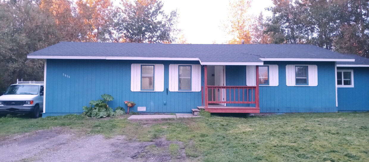 Frente de la casa. ¡Patio grande! - 7839 Spectrum Ave