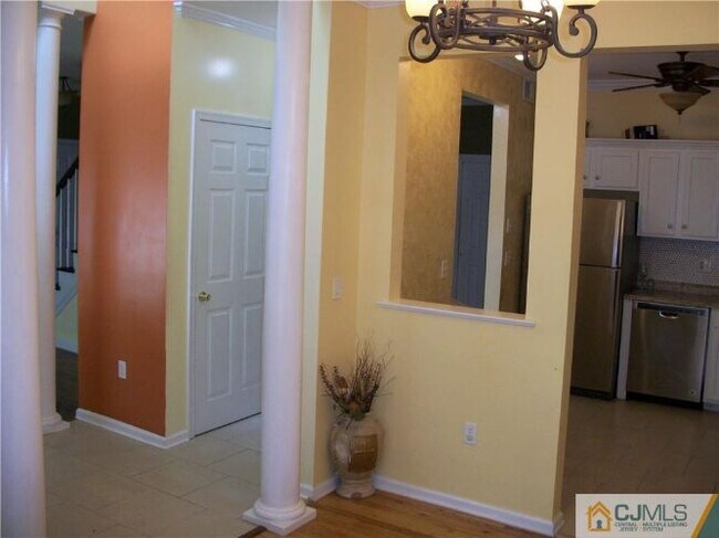 Building Photo - 249 Pinelli Dr